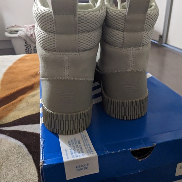 Adidas Samba boot, pale green size 8 women’s fits a women’s 8.5 comfortably too! - Picture 6 of 8